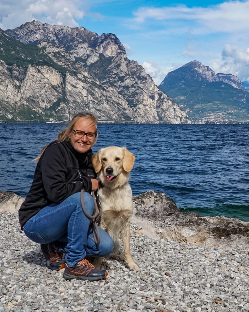 Melanie Thelen mit ihrer Hündin Filla