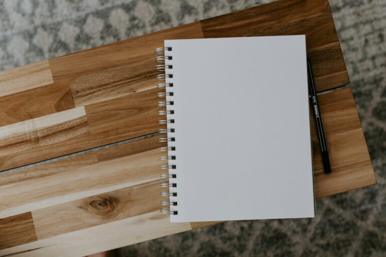 Notizbuch auf einem Schreibtisch – Symbolbild für fachliche Produkttexte und Contentplanung